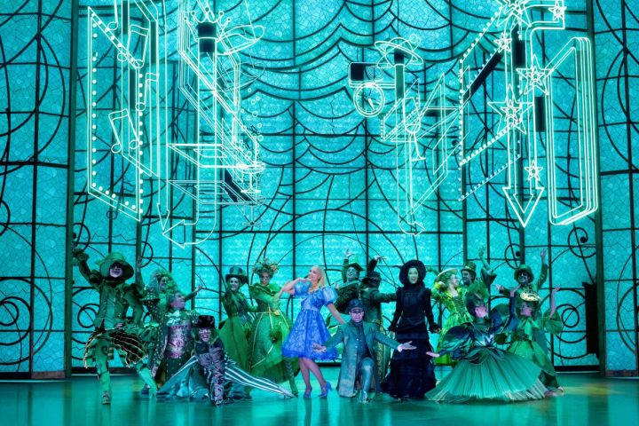 Glinda y Elphaba llegan a Oz en 'Wicked'