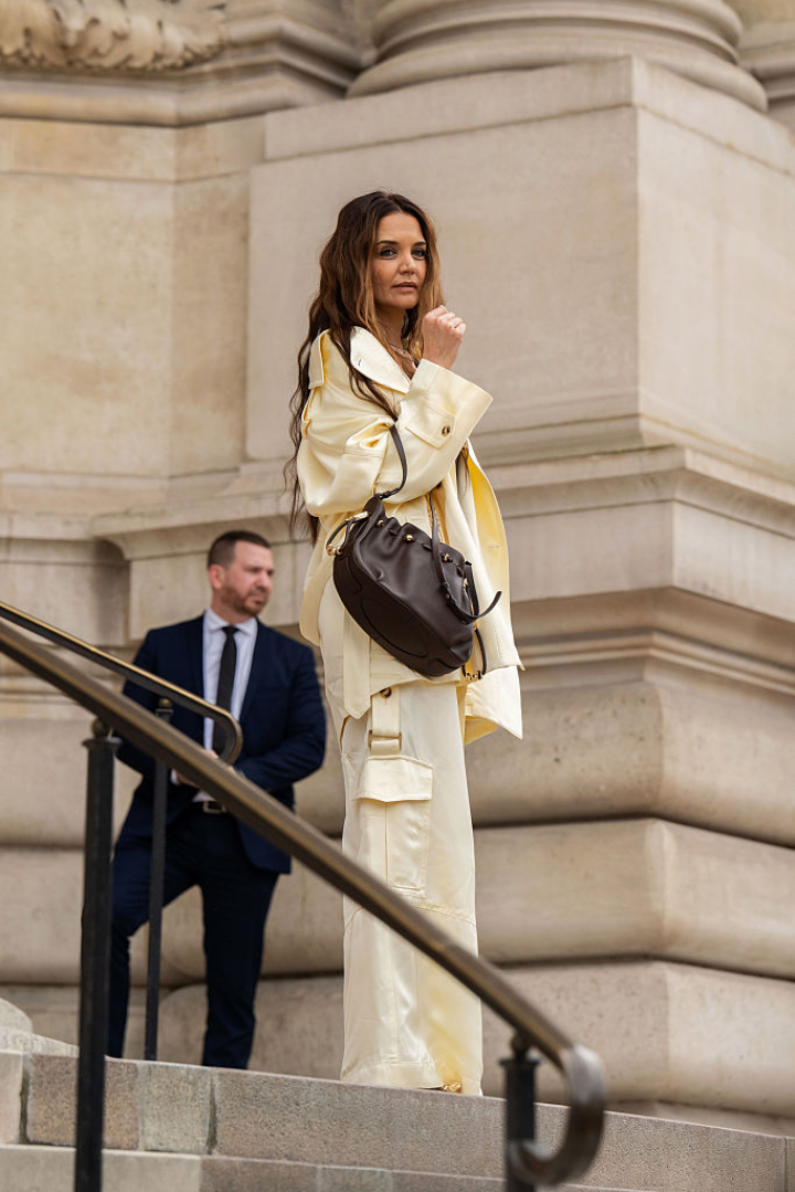 Katie Holmes, con un conjunto mantequilla