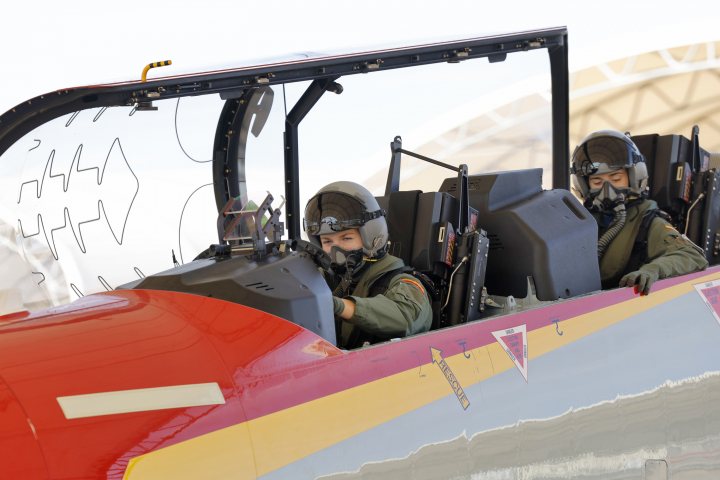alt="alt="La princesa Leonor con su instructora en su primer vuelo en solitario""