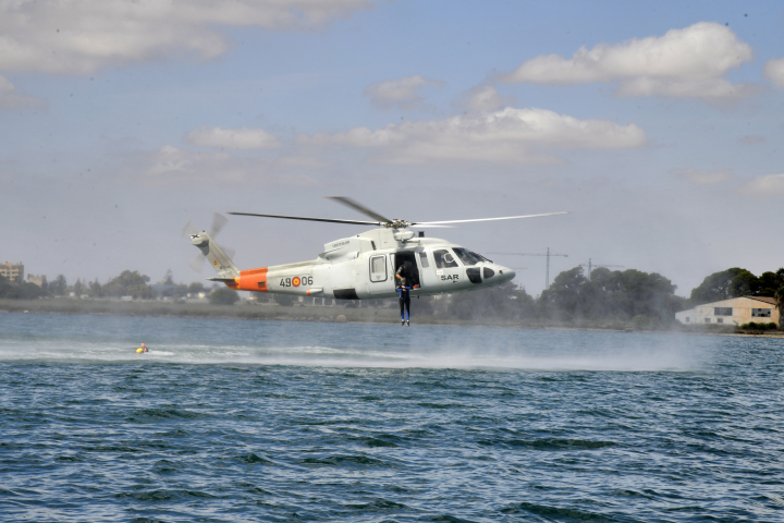alt="alt="La princesa Leonor tirándose de un helicóptero para sus ejercicios de supervivencia en el mar""