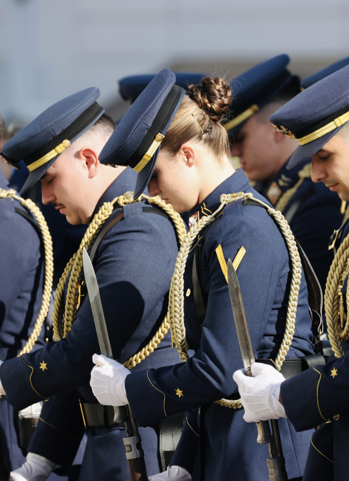 alt="alt="La princesa Leonor agachando la cabeza junto a sus compañeros de la Academia del Aire de San Javier""