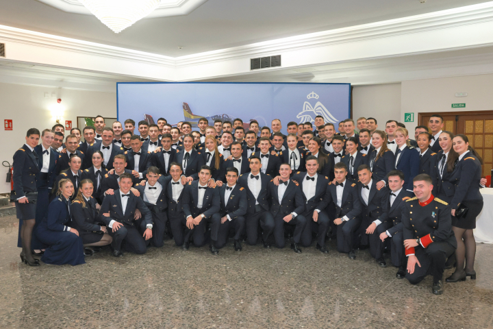 alt="alt="La princesa Leonor posando con sus compañeros de la Academia del Aire y del Espacio de San Javier en un acto""