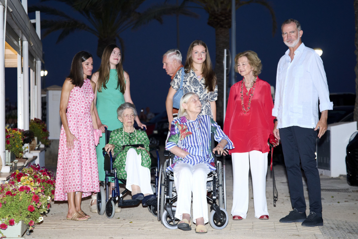 La reina Letizia de España, la princesa Sofía, la princesa Irene de Grecia, Jean Henri Fruchaud, Tatiana Radziwill, la princesa Leonor de España, la reina Sofía y el rey Felipe VI de España llegan al restaurante Mia el 4 de agosto de 2024 en Palma de Mallorca, España. (Foto de Carlos Álvarez/Getty Images)