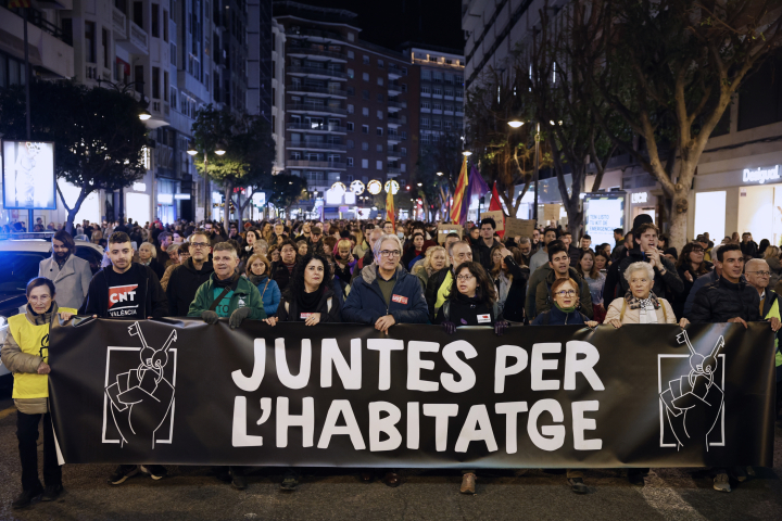 Otro momento de la manifestación convocada por la plataforma ´Juntes per L´Habitatge´ que ha recorrido hoy sábado el centro de Valencia para reclamar el derecho a una vivienda digna. EFE / Ana Escobar.