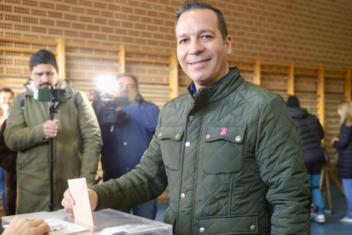 El candidato de Vox en la Elecciones de Extremadura, Óscar Fernández Calle, ejerciendo su derecho a voto en el CEIP Castra Caecilia de Cáceres este domingo.