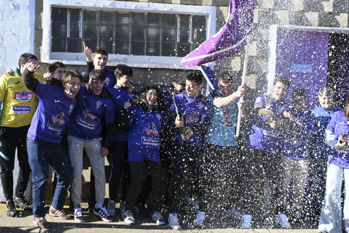 Agraciados del equipo La Bañeza Fútbol Club celebran el Gordo de la Lotería de Navidad 2025, el 79.432