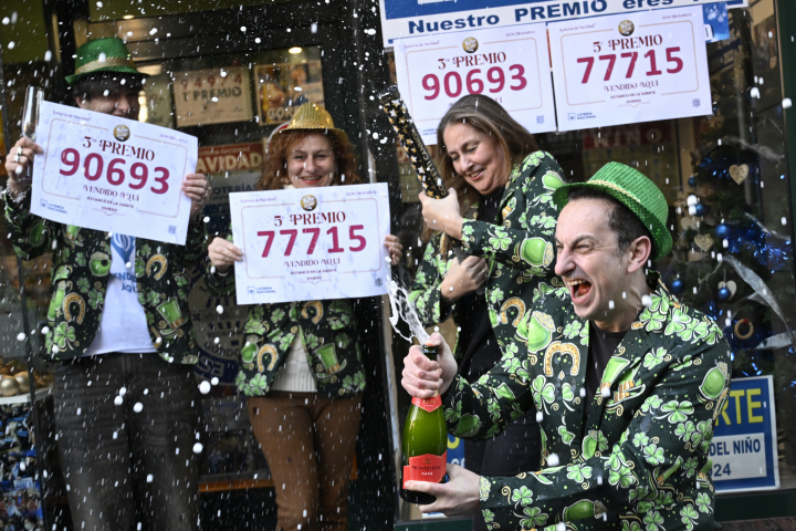 Empleados de la administración de lotería de Oviedo en la que no solo han vendido décimos del 90693, el tercer premio; también del 77715, uno de los quintos premios, durante el Sorteo Extraordinario de la Lotería de Navidad.