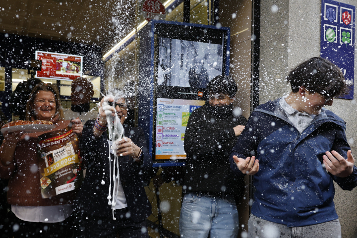 En el número 10 de la calle Barquillo de Chueca, la administración de lotería 16, ha estallado el júbilo al haber vendido el 70.048, el segundo premio del Sorteo Extraordinario de la Lotería de Navidad.