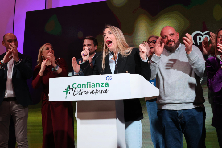 La candidata del Partido Popular a la presidencia de la Junta de Extremadura María Guardiola durante su comparecencia tras conocer los resultados electorales extremeños, hoy domingo en Mérida.