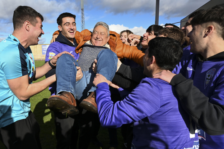 Los jugadores de La Bañeza Fútbol Club celebrando el Gordo de la Lotería de Navidad 2025 con su presidente, Gonzalo Prieto