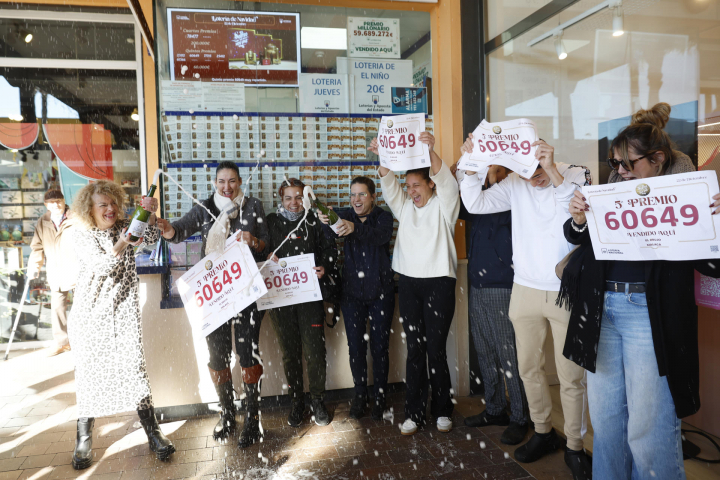 Trabajadores de la administración del centro comercial Plaza Mayor en Málaga, celebrando el quinto premio de la Lotería de Navidad