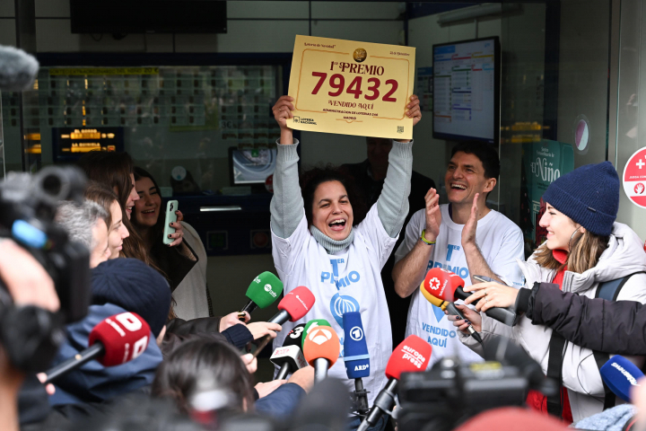 Trabajadores de la administración Nº 246 de Madrid realizan declaraciones tras vender 16 series del 79.432, que ha sido el número agraciado con el Gordo del Sorteo Extraordinario de la Lotería de Navidad