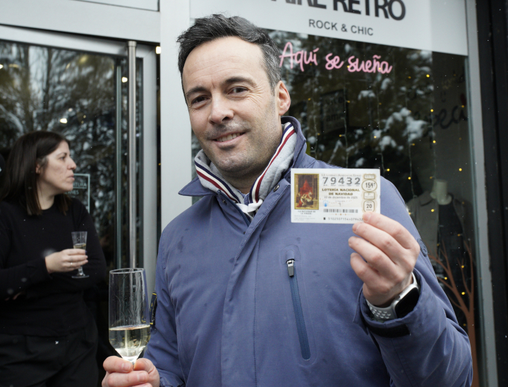 Uno de los agraciados con el décimo premiado por el Gordo de Navidad 2025 en Villablino, León