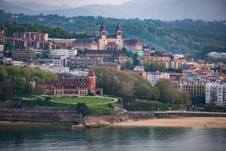 Vista del palacio de Miramar y otros lugares de San Sebastián