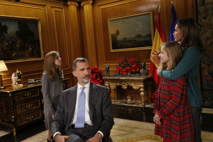 La reina Letizia, la princesa Leonor y la infanta Sofía visitando a Felipe VI cuando grababa el discurso de navidad de 2027 en La Zarzuela