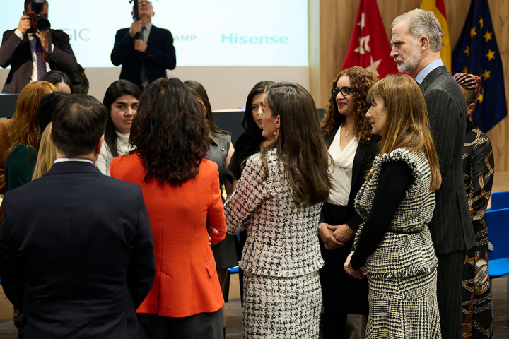 Letizia y Felipe, en un corrillo con víctimas de la trata