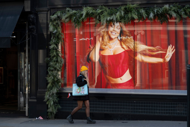 Mariah Carey en un escaparate de Victoria's Secret por Navidad.