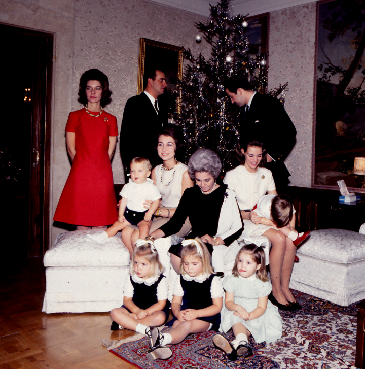 Federica de Grecia, los reyes Juan Carlos y Sofía, Felipe VI, las infantas Elena y Cristina, Constantino y Ana María de Grecia y sus hijos Alexia y Pablo de Grecia en La Zarzuela en la Navidad de 1968