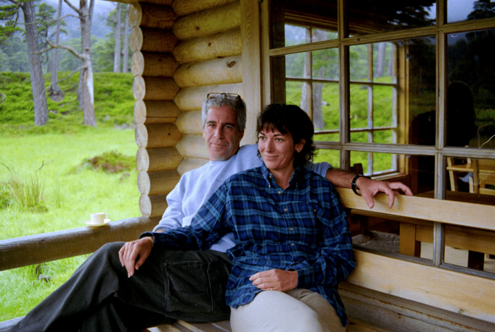 Ghislaine Maxwell y Jeffrey Epstein, en una imagen publicada por el Departamento de Justicia en Washington, el 19 de diciembre de 2025.