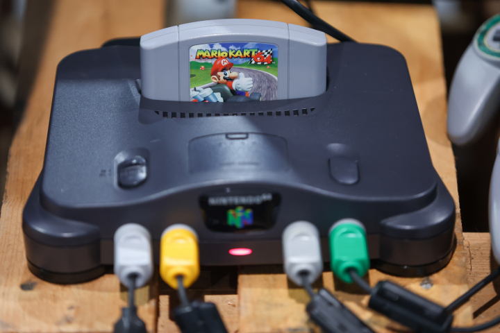 Imagen de archivo de una Nintendo 64 con el Mario Kart.