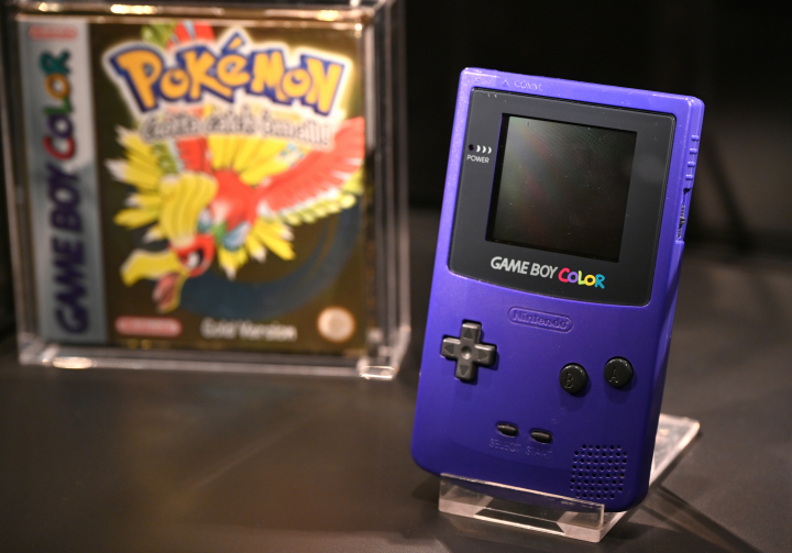 Imagen de archivo de una vídeo consola portable Game Boy Color, con el Pokémon Oro.