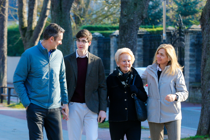 Iñaki Urdangarin, Pablo Urdangarin, Claire Liebaert y la infanta Cristina en Vitoria el día de Navidad de 2019