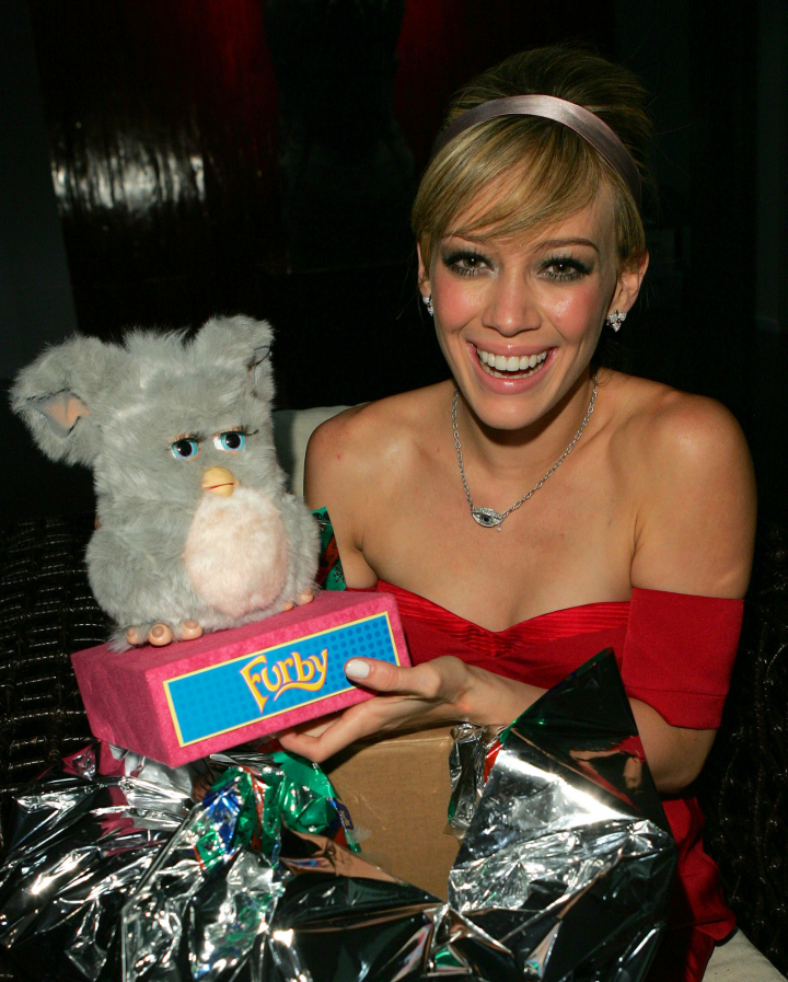 La cantante Hilary Duff posa con un Furby que le regalaron en su 18º cumpleaños.