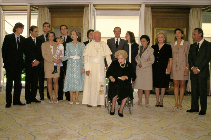La Condesa de Barcelona con sus hijos, su nuera Sofia, su yerno y varios de sus nietos en una visita del Papa Juan Pablo II