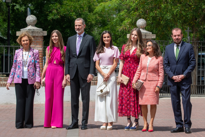 La reina Sofía, la infanta Sofia, los reyes Felipe y Letizia, la princesa Leonor, Paloma Rocasolano y Jesús Ortiz en la Confirmación de la infanta Sofía