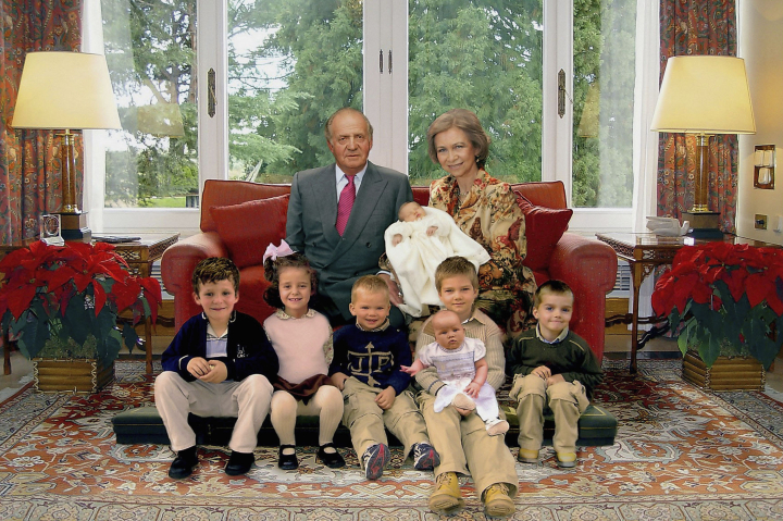 Los reyes Juan Carlos con siete de sus nietos en una postal navideña editada por la reina Sofía