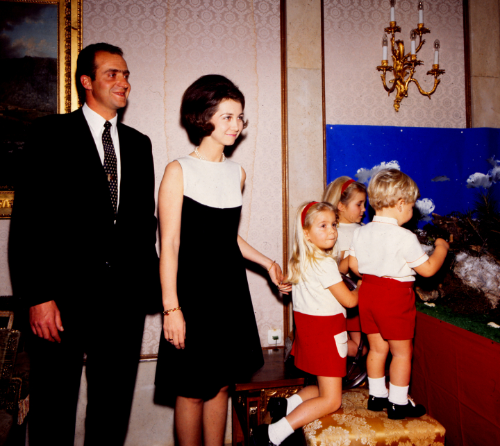 Los reyes Juan Carlos y Sofía con sus hijos Elena, Cristina y Felipe cuando eran pequeños en la Navida de 1969 en La Zarzuela