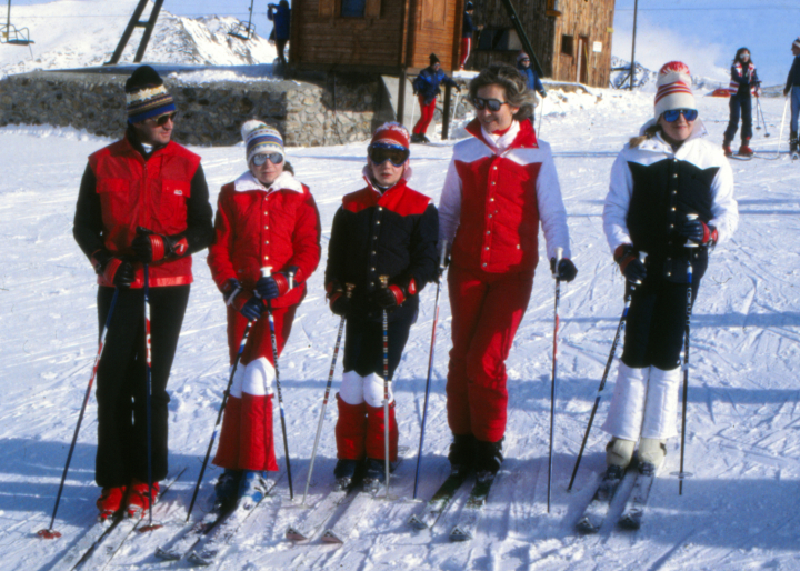 Los reyes Juan Carlos y Sofia, Felipe VI y las infantas Elena y Cristina esquiando en Baqueira-Beret en 1976