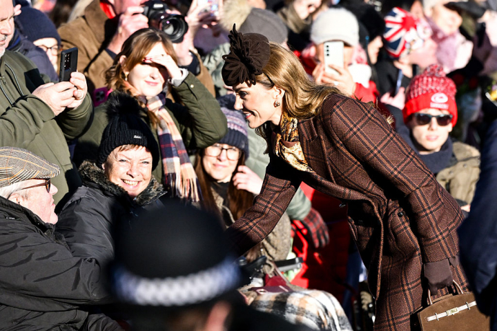 Kate Middleton saludando a los asistentes al servicio en Sandringham este 25 de diciembre.