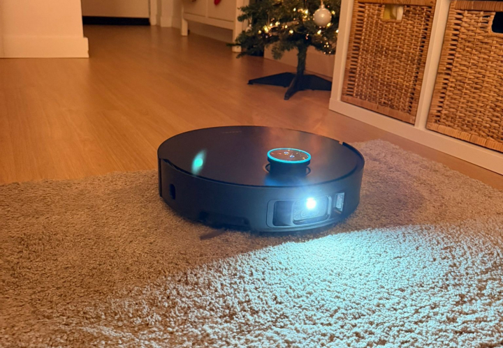 El robot aspirador Dreame X50 Ultra Complete, enciende su luz de forma automática cuando hay poca luz y aspira con mayor succión al pasar por la alfombra.