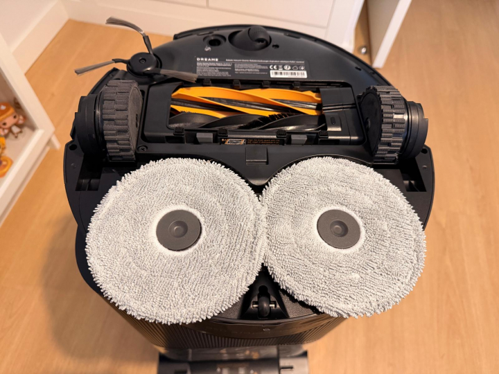 La parte baja del Dreame X50 Ultra Complete, con sus dos innovadoras ruedas, dos rodillos y dos mopas que se quedan automáticamente en la base al aspirar.