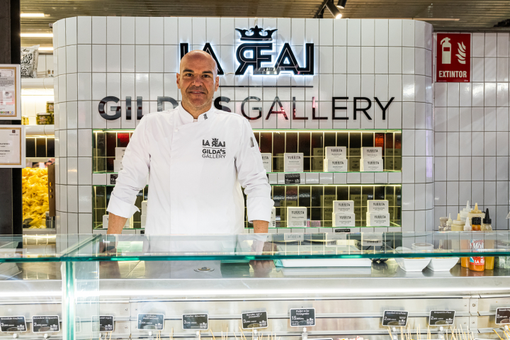 Nacho Talavera en el puesto de gildas de Aperitivos La Real en el Mercado de San Antón de Madrid