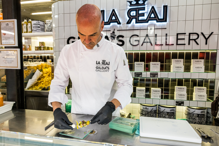 Nacho Talavera preparando gildas en el puesto de La Real del Mercado de San Antón de Madrid