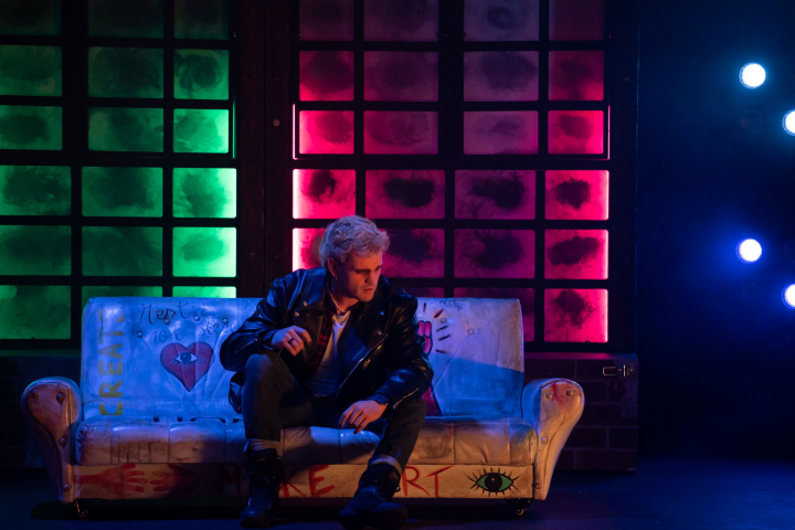 Roger quiere escribir una canción en 'RENT'.