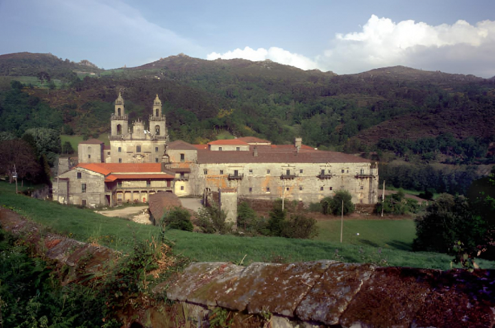 alt="alt="Monasterio cisterciense de Oseira, en el fondo de un valle.""