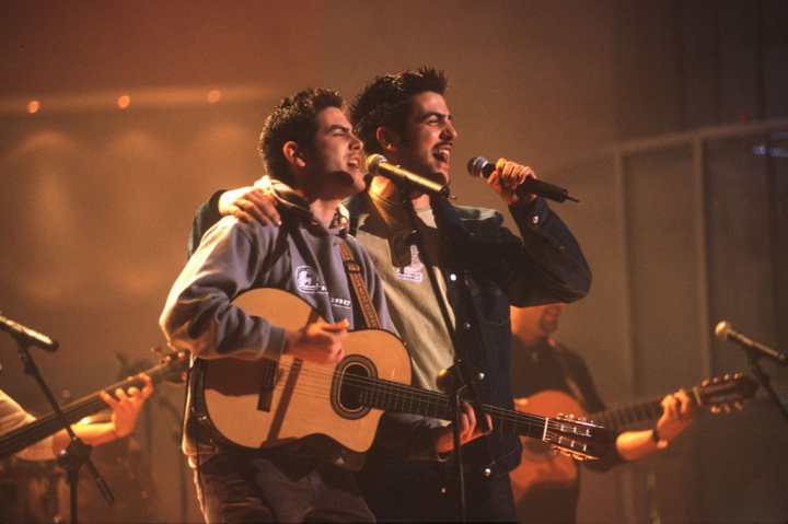 Estopa, cantando en unos premios en el año 2001