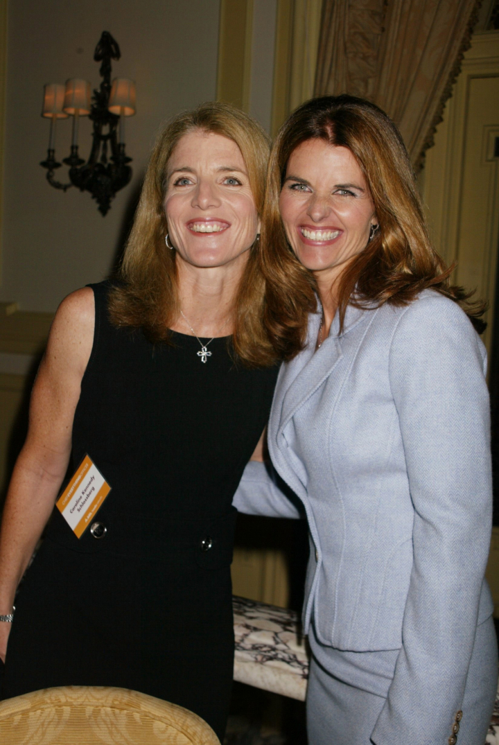 Caroline Kennedy y Maria Shriver, primas hermanas y amigas, en un acto en Nueva York