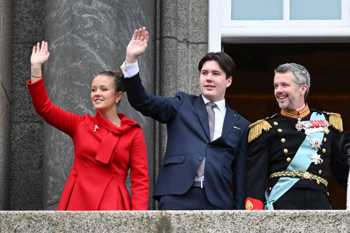 Federico de Dinamarca y sus hijos Christian e Isabella de Dinamarca en la proclamación de Federico X de Dinamarca