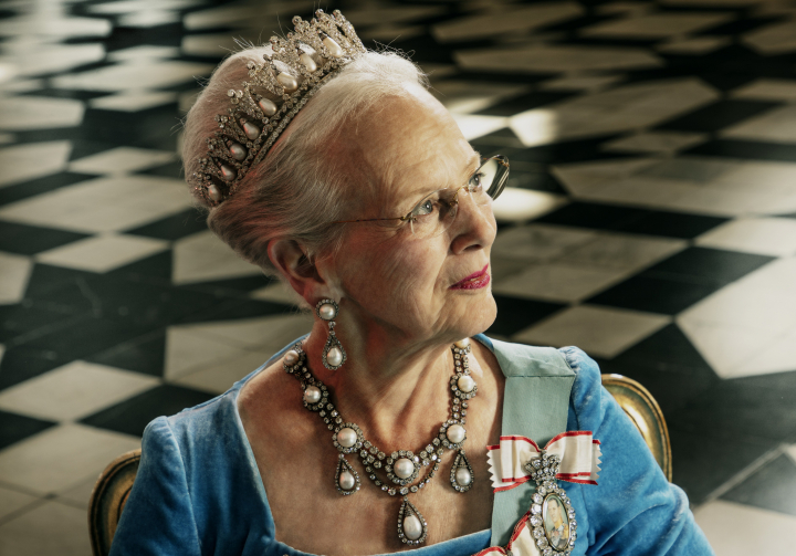 La reina Margarita de Dinamarca con la Tiara Pearl Poire, una diadema de perlas y diamantes