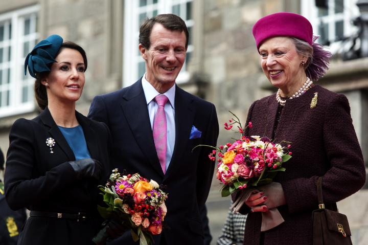Joaquín y Marie de Dinamarca y Benedicta de Dinamarca en un acto oficial en el Parlamento danés
