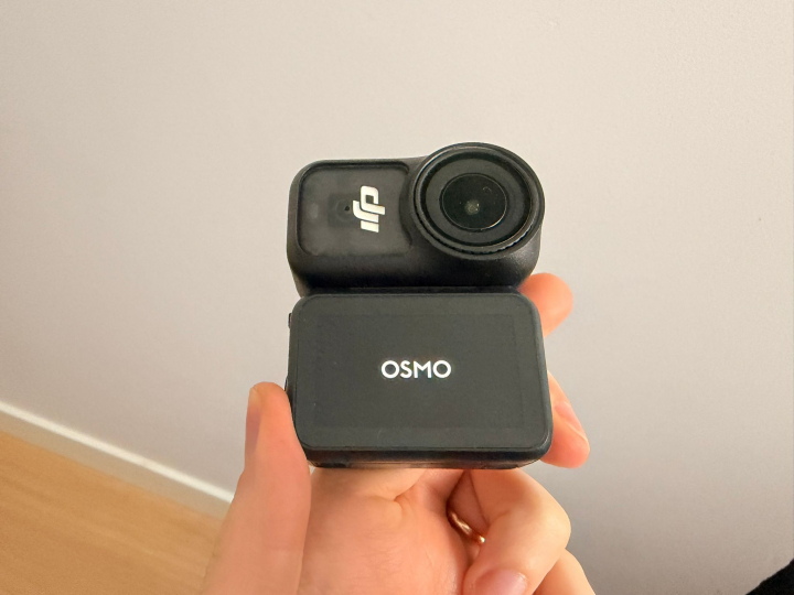 La DJI Osmo Nano unida, con su imán y enganches, a la pantalla con la que podemos ver el plano, grabar o comprobar la galería.