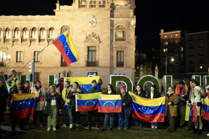 alt="alt="Manifestación de ciudadanos venezolanos tras el operativo militar por parte de Estados Unidos contra Venezuela para arrestar al presidente de ese país, Nicolás Maduro, este sábado en Valladolid. EFE/R.García""