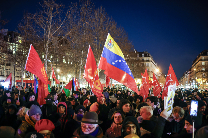 alt="alt="Manifestantes se reúnen durante una manifestación contra la incursión estadounidense en Venezuela en París, Francia, el 3 de enero de 2026.""