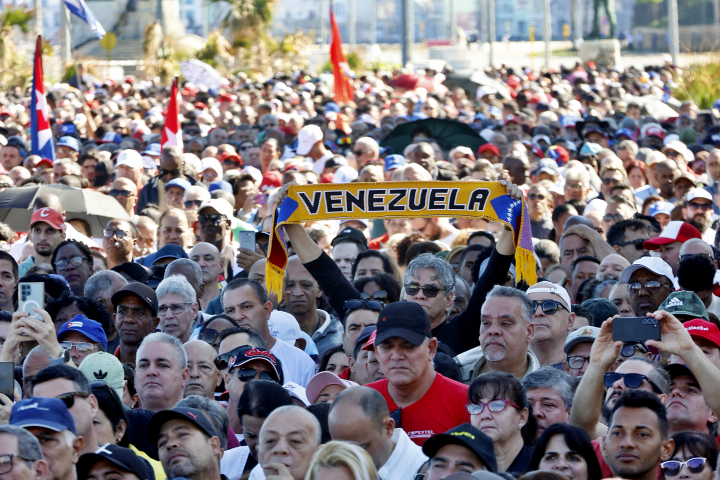 alt="alt="Personas asisten a un acto celebrado en la Tribuna Antimperialista a favor de Venezuela este sábado, en La Habana (Cuba). Díaz-Canel tachó como acto de terrorismo y atropello a la norma internacional el ataque de Estados Unidos a Venezuela y la captura del mandatario Nicolás Maduro y su esposa Cilia Flores.""