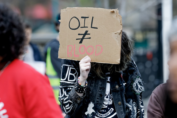 alt="alt="Un manifestante sostiene un cartel mientras participa en una protesta en Atlanta, Georgia, EE.UU., contra las acciones militares estadounidenses en Venezuela, el 3 de enero de 2026.""