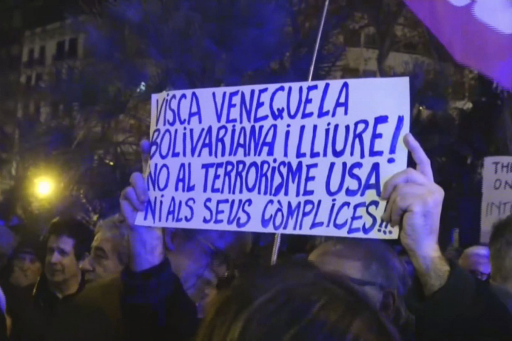 alt="alt="Unas 400 personas se han concentrado esta tarde ante el consulado de Venezuela en Barcelona para protestar por el ataque de Estados Unidos a este país y la captura de Nicolás Maduro y su esposa, Cilia Flores.""